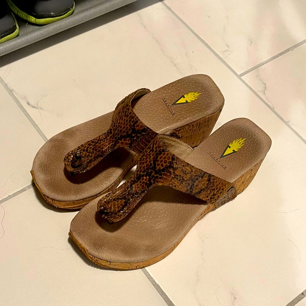 Very volatile flip flop